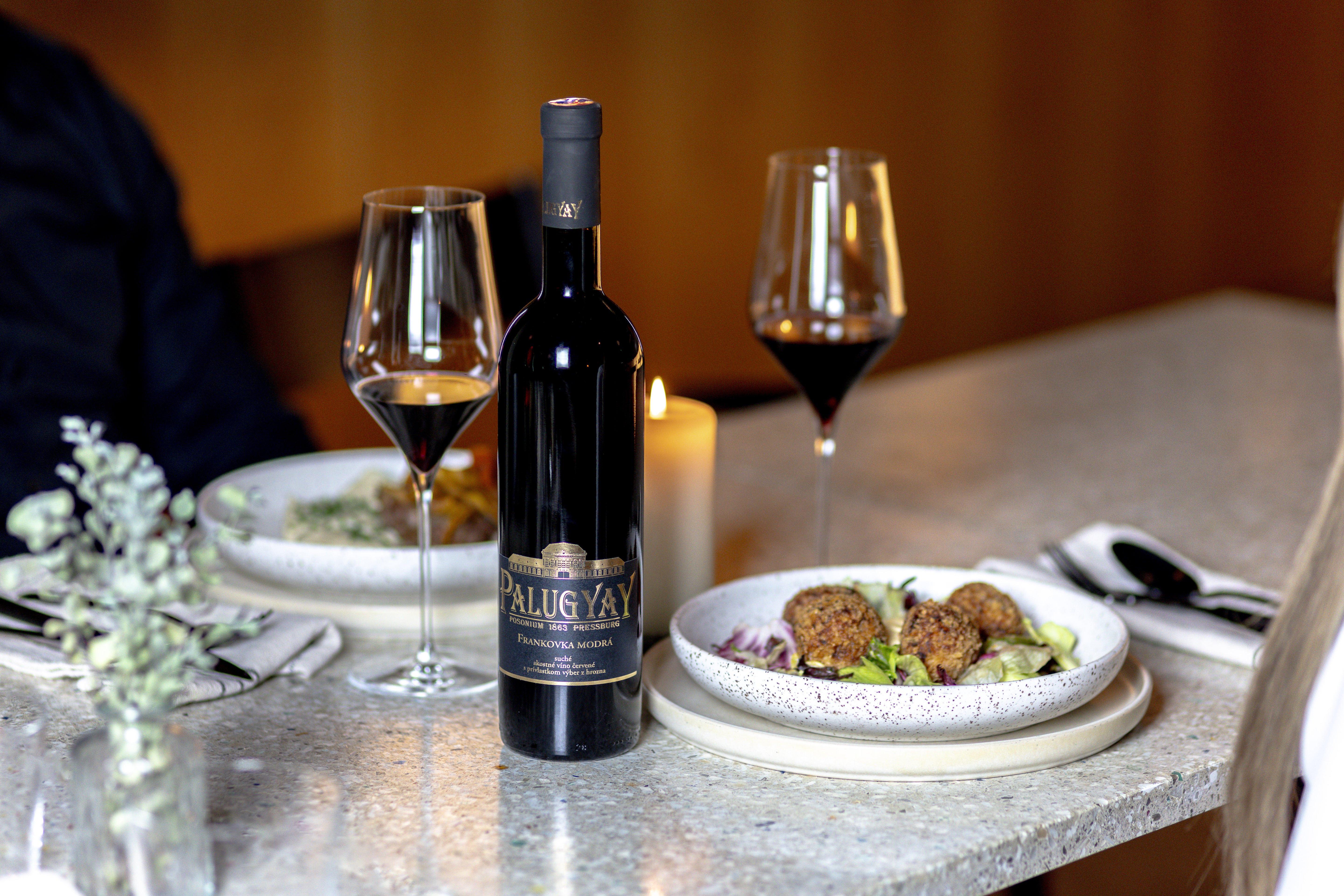 Palugyay Frankovka Modrá na stole s jedlom a prestieranim